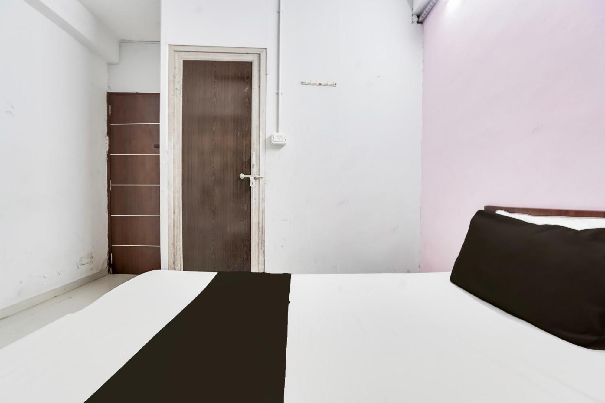 Hotel O Day Night Rooms Σουράτ Εξωτερικό φωτογραφία