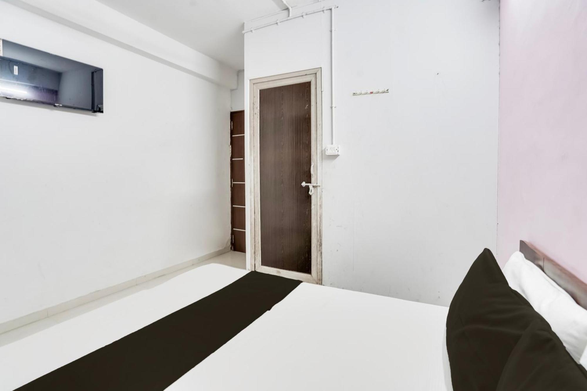 Hotel O Day Night Rooms Σουράτ Εξωτερικό φωτογραφία