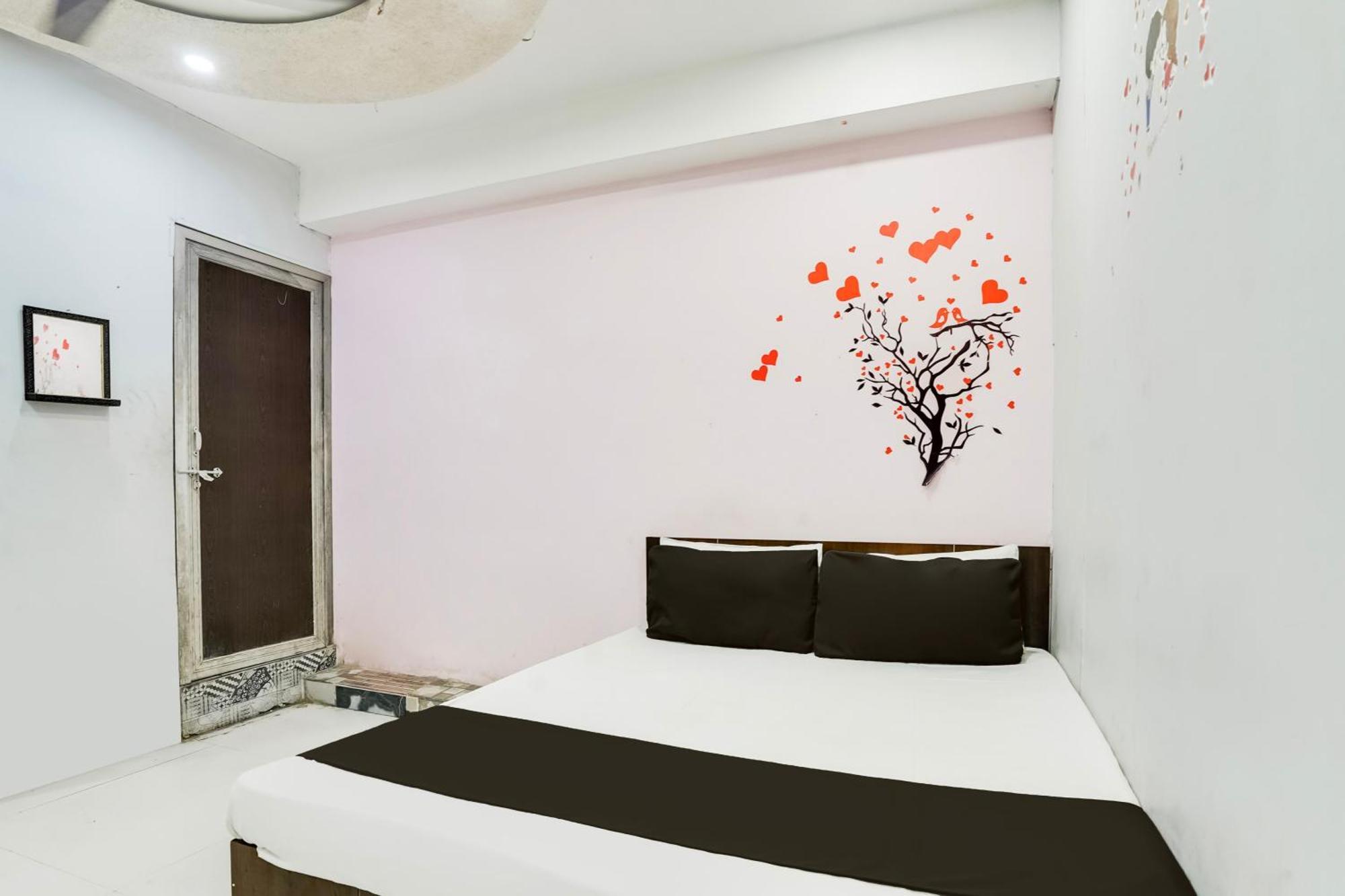 Hotel O Day Night Rooms Σουράτ Εξωτερικό φωτογραφία
