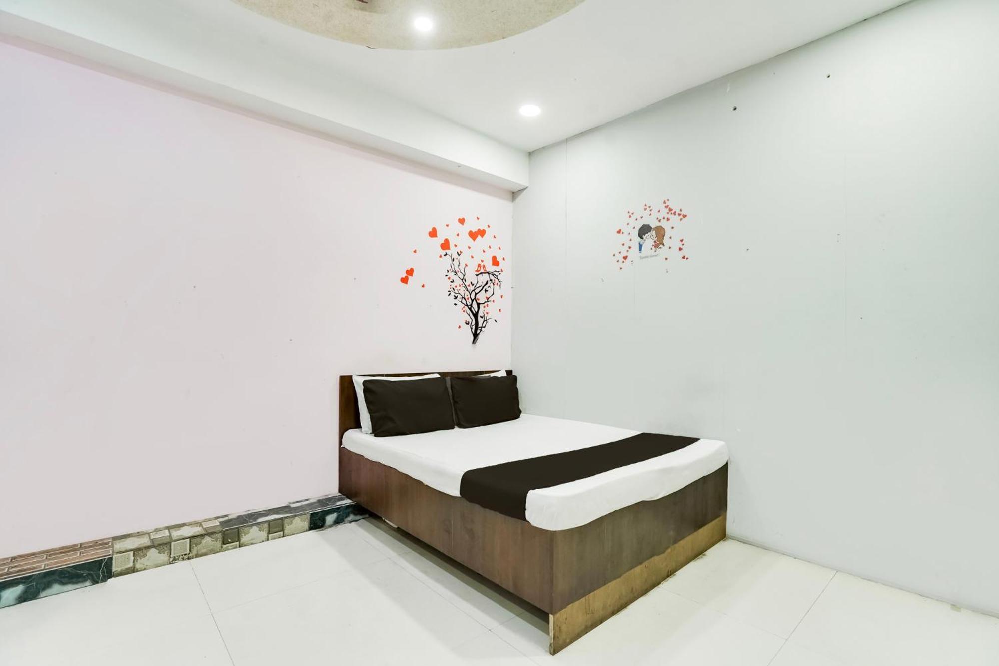 Hotel O Day Night Rooms Σουράτ Εξωτερικό φωτογραφία