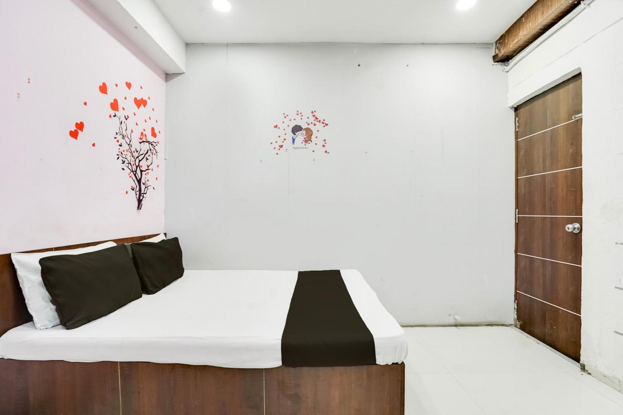 Hotel O Day Night Rooms Σουράτ Εξωτερικό φωτογραφία