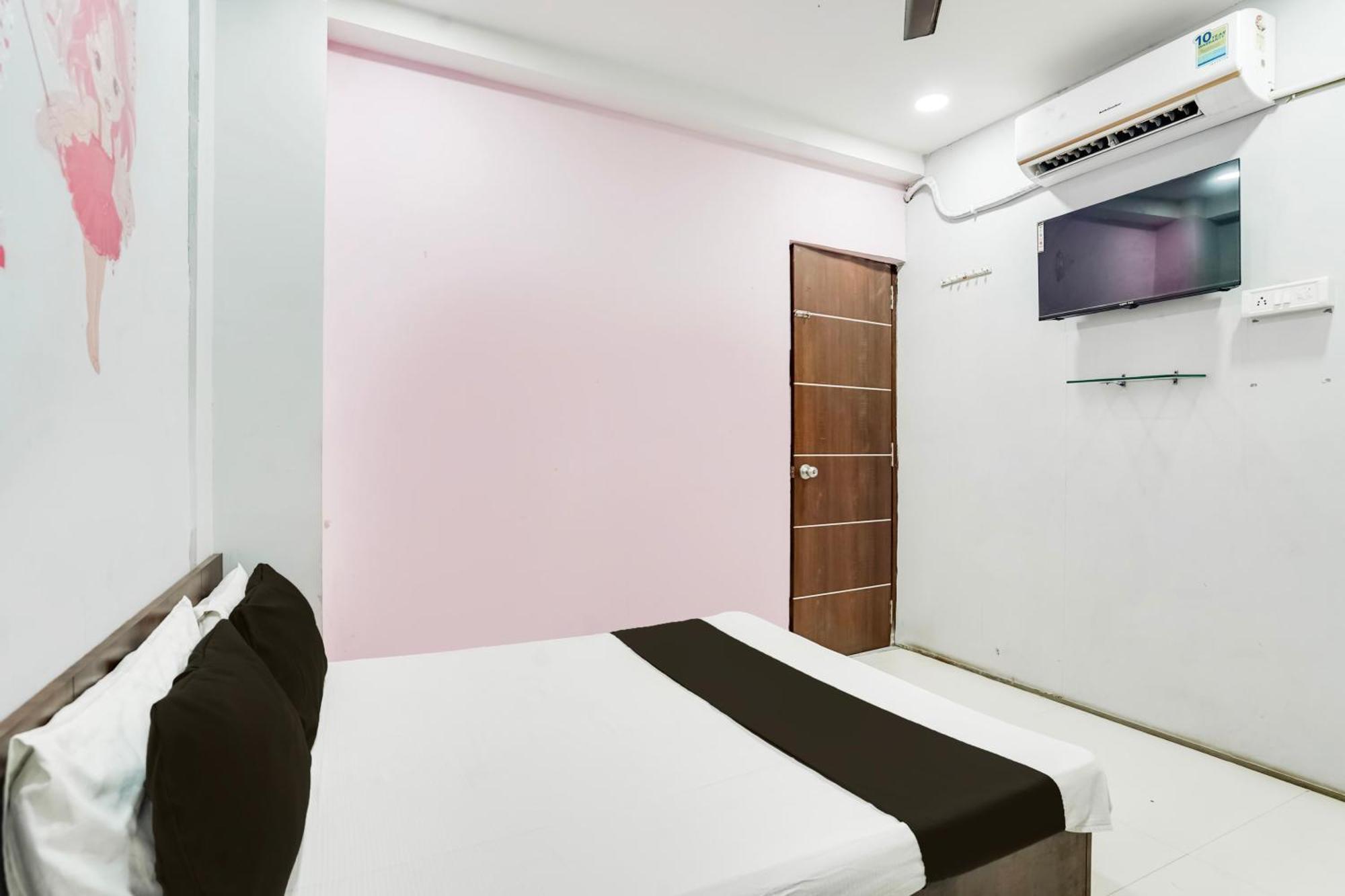 Hotel O Day Night Rooms Σουράτ Εξωτερικό φωτογραφία