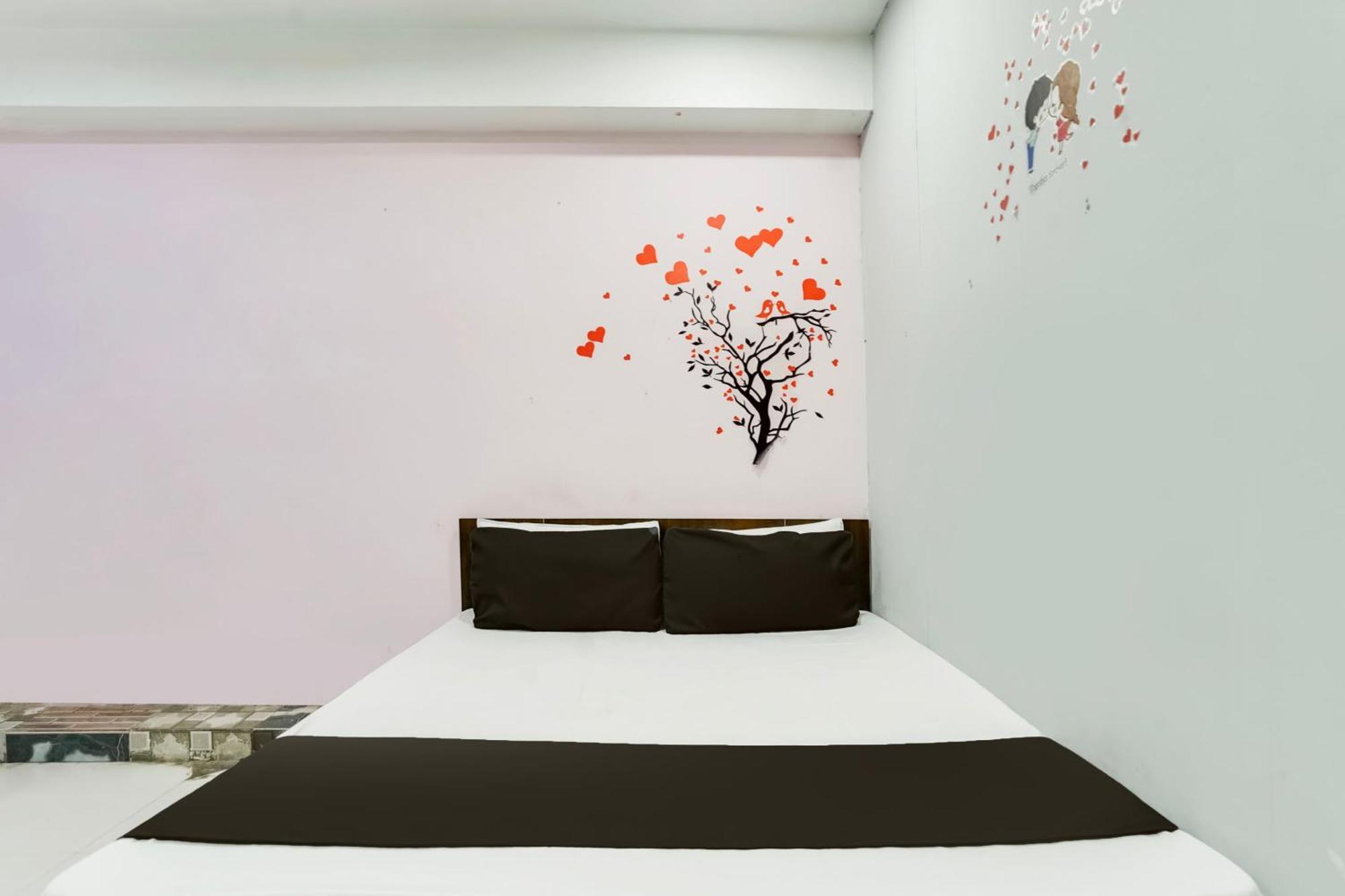 Hotel O Day Night Rooms Σουράτ Εξωτερικό φωτογραφία